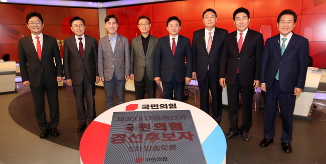 국민의힘 대선 경선 예비후보들이 1일 서울 중구 매경미디어센터에서 열린 대선 경선 5차 방송토론회에서 기념촬영을 하고 있다. 왼쪽부터 유승민, 황교안, 하태경, 최재형, 원희룡, 윤석열, 안상수, 홍준표 후보.
