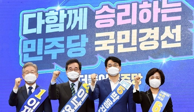 더불어민주당 대선 후보 선출을 위한 부산·울산·경남 경선대회가 열린 2일 오후 부산 동구 부산항컨벤션센터에서 후보들이 합동연설에 앞서 기념촬영을 하고 있다. 왼쪽부터 이재명, 이낙연, 박용진, 추미애 후보.