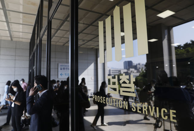 검찰이 성남 대장동 개발 관련 의혹 관계자인 유동규 전 성남도시개발공사 기획본부장을 조사중인 것으로 알려진 서울중앙지방검찰청 모습. 당초 유 전 본부장은 전날 오전 검찰에 출석할 예정이었으나 새벽 복통을 호소해 응급실을 찾았고 이를 이유로 출석을 한시간 미룬 상태였다. 검찰은 유 전 본부장이 건강 이상을 이유로 출석하지 않을 수 있다고 보고 병원에서 신병을 확보한 것으로 알려졌다. / 사진제공=뉴시스