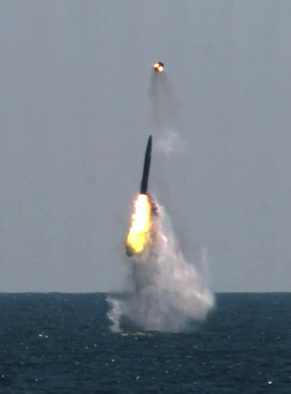 우리나라가 독자개발한 잠수함발사탄도미사일(SLBM·Submarine-Launched Ballistic Missile)의 최종 시험 발사에 성공했다고 국방과학연구소가 15일 밝혔다. 사진은 15일 오후 우리 군이 독자설계하고 건조한 최초 3000t급 잠수함인 도산안창호함에 탑재돼 수중에서 발사되고 있는 SLBM. 우리나라는 세계 7번째 SLBM 보유국이 됐다. (국방과학연구소 제공 영상 캡처)