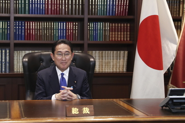 지난달 29일 새 일본 집권 자민당 총재로 선출된 기시다 후미오가 도쿄의 당 본부에서 기자회견을 한 후 총재 자리에 앉아 사진 촬영을 하고 있다. (도쿄(일본)=AP/뉴시스)