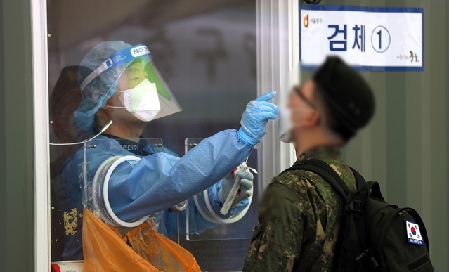 지난 4월8일 서울 중구 서울역 광장 코로나19 중구 임시선별검사소에서 한 군 장병이 검사를 받고 있다. (사진=뉴시스 DB)