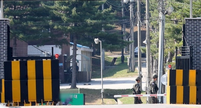 한 육군부대에서 코로나19 집단감염이 발생한 것으로 알려진 3일 오후 경기 연천군 해당 부대의 상급 부대 앞이 통제돼 있다. 이번 집단감염 확진 판정을 받은 46명의 장병 중 41명은 코로나19 백신 2차 접종을 마친 것으로 나타났다.