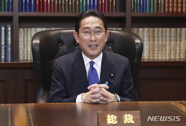 지난 29일 일본 도쿄에서 집권 자민당 본부에서 새로운 기시다 후미오 신임 총재가 사진 촬영을 위해 포즈를 취하고 있다. 그는 이날 신임 총재로 당선됐다. 오는 4일 일본 총리로 취임한다.(사진=뉴시스 제공)