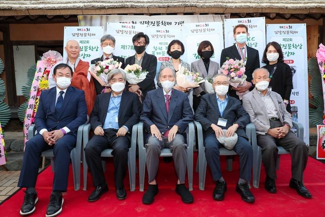 왼쪽부터 창원국제KC문학상 수상자 잭 마리나이, 시상자 경남대 박재규 총장