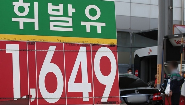 전국 주유소 휘발유 가격이 2주 연속으로 상승했다. 지난 2일 한국석유공사 유가정보서비스 오피넷에 따르면 9월 다섯째주 전국 주유소 휘발유 판매가격은 지난주보다 1.9원 오른 리터당 1644.6원을 기록했다. 3일 오후 서울 시내의 한 주유소에 유가 정보가 기록되어 있다. (사진=뉴시스 제공)