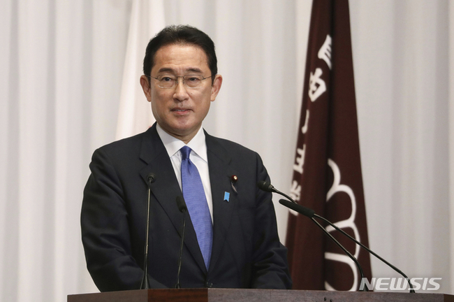 지난 29일 일본 도쿄 집권 자민당 본부에서 기시다 후미오 신임 총재가 기자회견을 가지고 있다. 그는 이날 새 총재로 당선됐다. 4일 총리 지명을 거쳐 일본 총리로 취임하고 새로운 내각을 발족했다. (사진=뉴시스 제공)