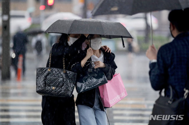 가을비가 내리는 지난달 29일 오전 서울 중구 서울역 인근에서 시민들이 함께 우산을 쓰고 있다.(사진=뉴시스 제공)