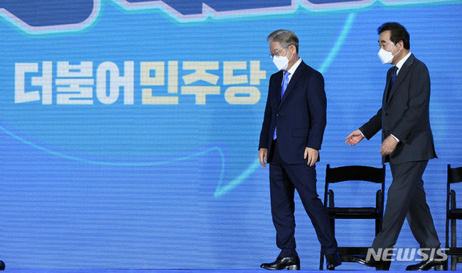 더불어민주당 대선 경선후보 이재명(왼쪽), 이낙연 후보가 3일 오후 인천 연수구 송도컨벤시아에서 열린 제20대 대통령선거 후보자 선출을 위한 인천 합동연설회(2차 슈퍼위크)에 개표결과 발표 후 단상을 내려가고 있다. (사진=뉴시스 제공)