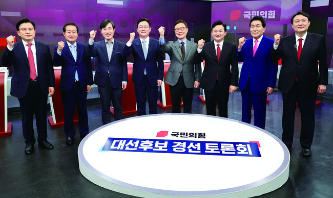  국민의힘 대선 경선 예비후보들이 지난 9월 16일 서울 중구 TV조선에서 열린 방송토론회 전 기념촬영을 하고 있다. 왼쪽부터 황교안, 홍준표, 하태경, 유승민, 최재형, 원희룡, 안상수, 윤석열 후보