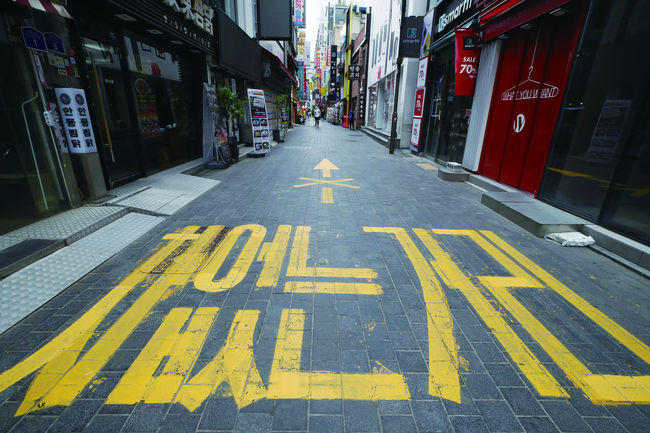 음식점과 술집 등의 실질 매출액이 역대 최저 수준을 보이는 지난 9월 5일 오전 서울 중구 명동거리가 한산하다. 