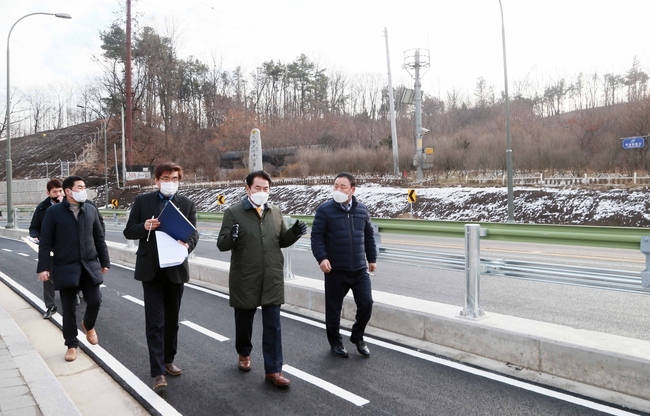 지난 2020년 12월 21일 백군기 용인시장이 주요 도로 개통에 앞서 현장 점검을 하고 있다.