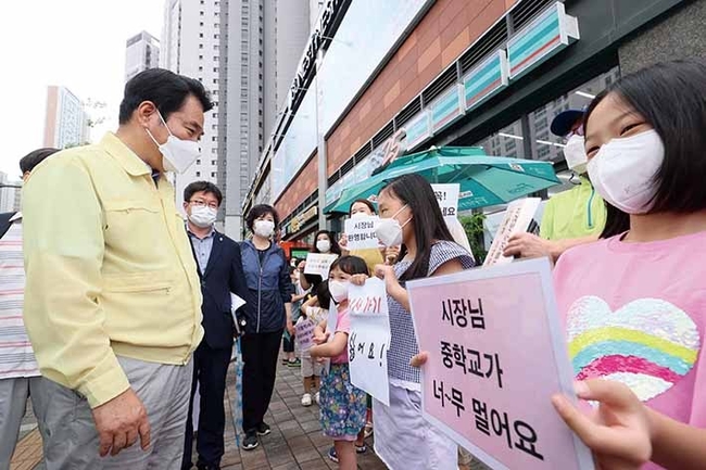 백군기 용인시장이 지난 8월 2일 기흥역세권 내 중학교 설립 문제와 관련 주민들의 의견을 수렴하기 위해 이야기를 나누고 있다.