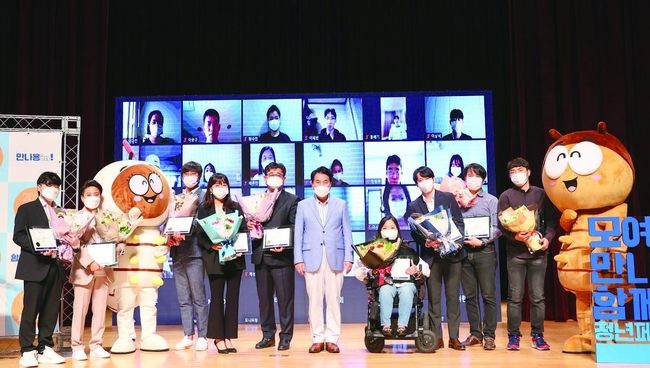 지난 9월 18일 제2회 청년의 날을 맞아 시청 에이스홀에서 기념식을 열고 유공자 9명에게 표창을 수여했다.