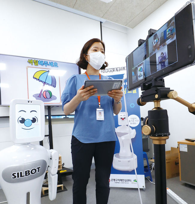 서울 은평구 치매안심센터에서 작업치료사가 치매 예방 로봇인 ‘실벗’과 함께 원격 화상 두뇌 스트레칭 교실 수업을 하고 있다. 