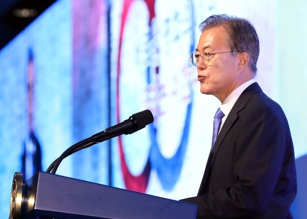 문재인 대통령이 지난 2019년 10월5일 서울 광진구 워커힐 호텔에서 열린 제13회 세계한인의 날 기념식에서 기념사를 하고 있는 모습(사진=뉴시스 제공)