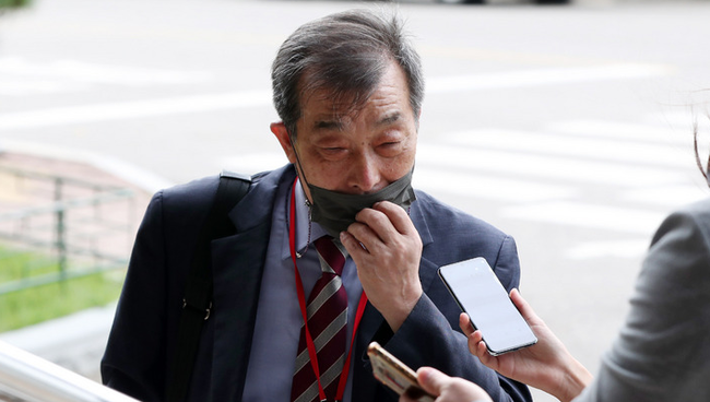 '대장동 의혹'과 관련 이재명 경기지사를 고발한 이호승 전국철거민협의회 중앙회 상임대표가 5일 오전 경기 과천시 정부과천청사에서 고발인 조사를 받기 위해 공수처로 들어서며 취재진의 질문에 답변하고 있다.(사진=뉴시스 제공)