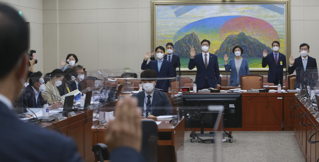 5일 서울 영등포구 국회에서 열린 정무위원회의 공정거래위원회 등에 대한 국정 감사에서 참석자들이 선서하고 있다. 앞줄 오른쪽부터 장덕진 한국소비자원장, 김재신 공정거래부위원장, 김형배 한국공정거래조정원장. (사진=뉴시스 제공)