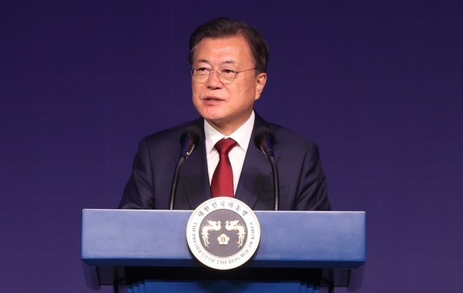 문재인 대통령이 지난 5일 서울 그랜드 워커힐호텔에서 열린 제15회 세계한인의 날 기념식에서 기념사를 하고 있다.(사진=뉴시스 제공)