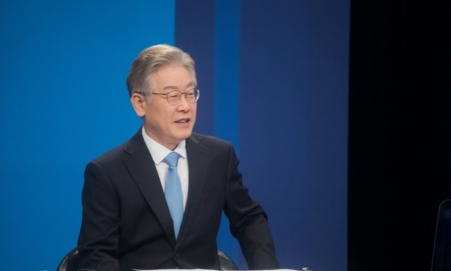 더불어민주당 대선 경선 후보인 이재명 후보가 5일 경기 부천시 OBS경인TV에서 열린 더불어민주당 제20대 대통령선거 후보자 방송토론회에 앞서 토론 준비를 하고 있다.(사진=뉴시스 제공)