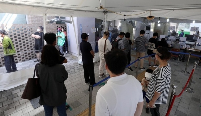 5일 오후 서울 마포구보건소 선별진료소에서 시민들이 검사를 받기 위해 대기하고 있다. (사진=뉴시스 제공)