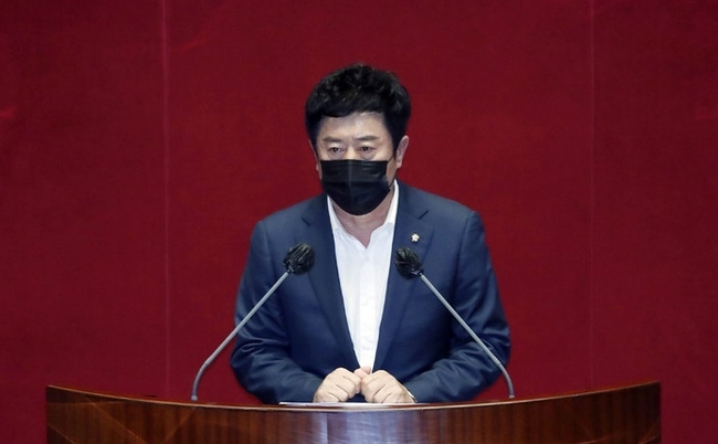 정찬민 국민의힘 의원이 지난달 29일 서울 여의도 국회에서 열린 본회의에서 체포동의안 표결 전 신상발언을 하고 있다. (사진=뉴시스 제공)