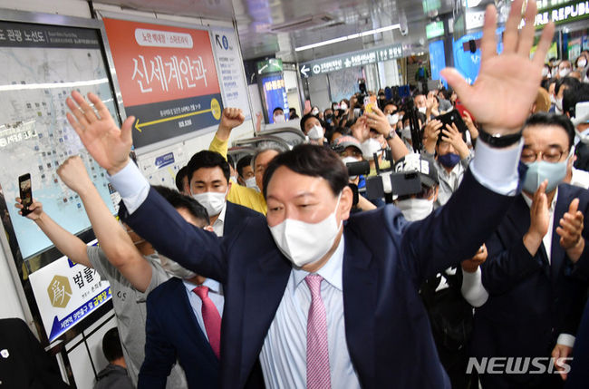 윤석열 국민의힘 대선 경선 예비후보가 4일 부산 부산진구 서면지하상가를 방문, 지지자들에게 손을 들어 인사하고 있다.(사진=뉴시스 제공)