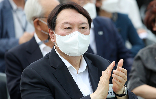 윤석열 전 검찰총장이 지난 6월9일 오후 서울 중구 남산예장공원 개장식에 참석해 박수치고 있다.(사진=뉴시스 제공)