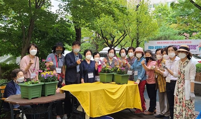 범어3동 마을복지계획단은 지난 9월 29일 래미안수성경로당에서 어르신들을 모시고 2인 1조로 화분에 꽃을 심은 후 기념촬영 하고 있다.