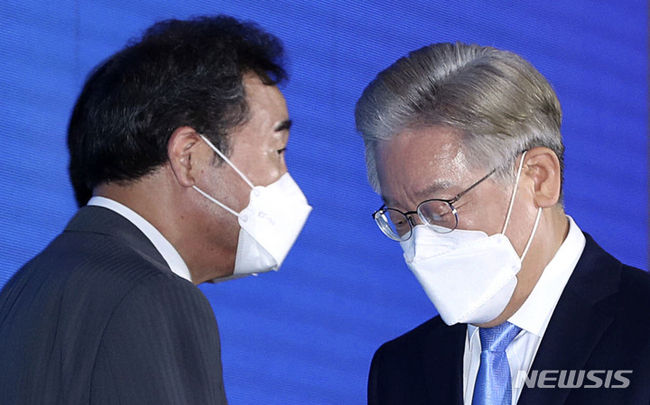 더불어민주당 대선 경선 후보 이재명(오른쪽) 경기지사와 이낙연 전 국무총리가 3일 인천 연수구 송도컨벤시아에서 열린 인천 순회합동연설회 및 2차 슈퍼위크 결과 발표 후 단상을 내려오고 있다.(사진=뉴시스 제공)