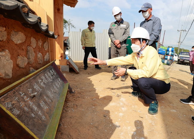 성주군수가 지난 6일 지역의 향토문화유산 보수 현장을 방문해 공사 진행상황을 점검하고 있다.