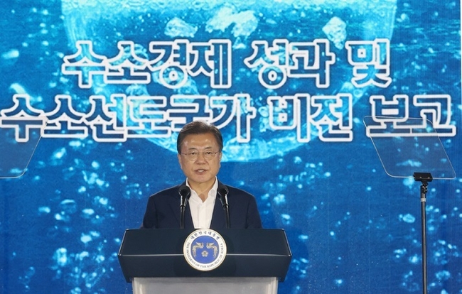  문재인 대통령이 7일 인천광역시 서구 현대모비스 수소연료전지공장 투자 예정지에서 열린 수소경제 성과 및 수소 선도국가 비전보고에서 발언하고 있다. (사진=뉴시스 제공)