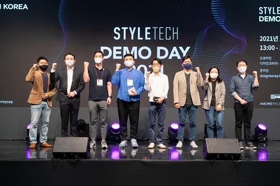 7일 서울 양재 aT센터에서 열린 ’스타일테크 데모데이 2021‘에서 스타일테크 3기 피칭기업 관계자들이 기념촬영을 하고 있다.