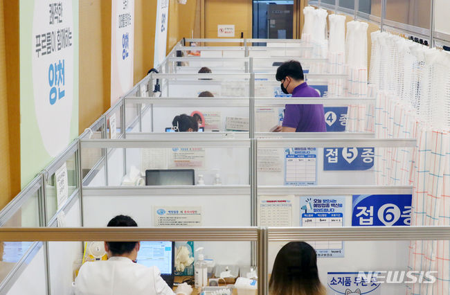 단계적 일상회복을 위한 코로나19 예방접종이 계속된 지난 7일 오후 서울 양천구 해누리타운에 마련된 코로나19예방접종센터에서 시민들이 접종을 받고 있다. (사진=뉴시스 제공)