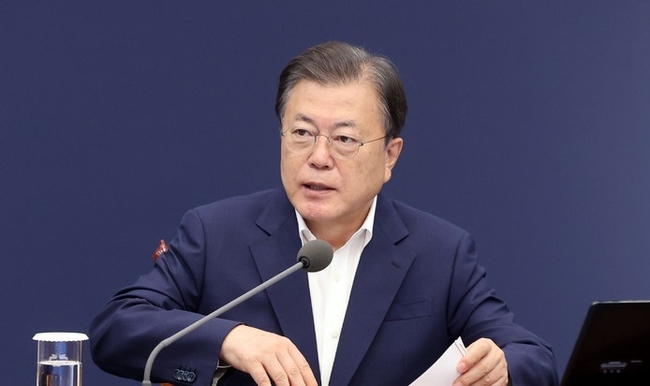 문재인 대통령이 지난달 27일 청와대에서 열린 수석보좌관회의에서 발언하고 있다.(사진=뉴시스 제공)