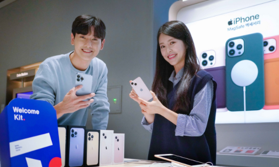 SK텔레콤은 T월드 매장과 공식 온라인몰 T다이렉트샵에서 아이폰 13 프로·아이폰 13 프로맥스·아이폰 13·아이폰 13 미니를 공식 출시하고 판매를 시작한다고 8일 밝혔다. (사진=SK텔레콤 제공)