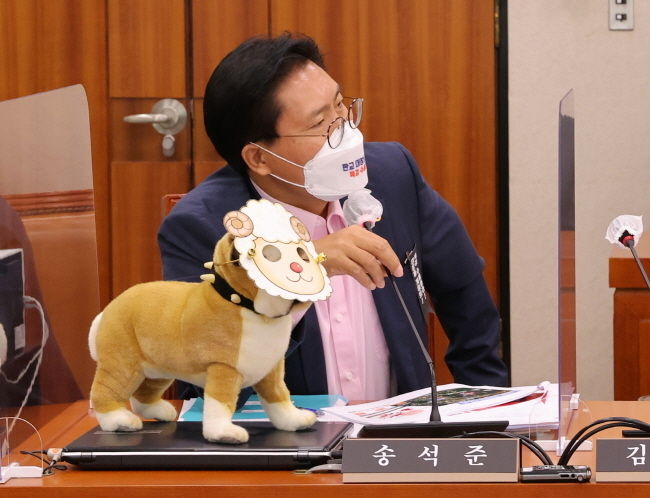 송석준 국민의힘 의원이 7일 오전 서울 여의도 국회에서 열린 국토교통위원회의 한국토지주택공사(LH), 국토안전관리원, 주택관리공단, 건설기술교육원 등에 대한 국정감사에서 대장동 개발에 빗대어 ‘양두구육 (羊頭狗肉)’을 말하고 있다. (공동취재사진)