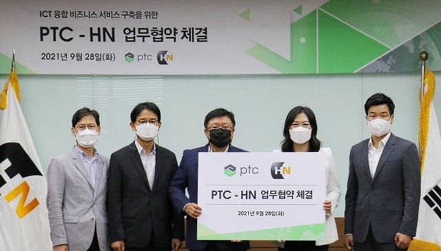 HN그룹 노영주 대표이사(왼쪽 3번째), PTC코리아 이연자 상무(오른쪽 2번째)가 참석한 가운데 제조 기업의 증강 현실 기술 활용 지원을 위한 업무협약을 체결했다. 