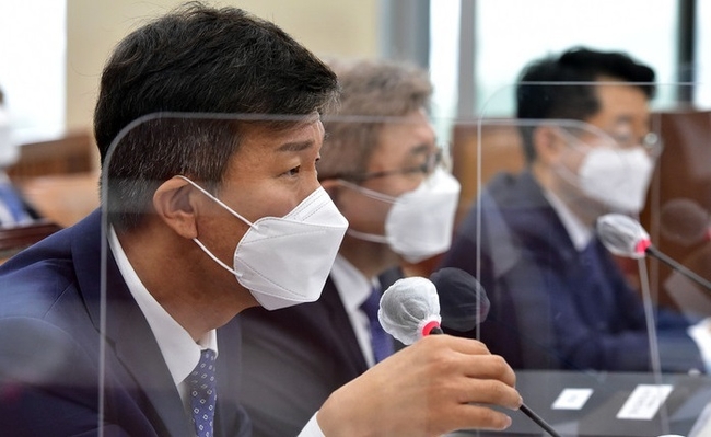 8일 국회에서 열린 기획재정위원회의 국세청 등에 대한 국정 감사에서 김대지 국세청장이 의원 질의에 답하고 있다. (사진=뉴시스 제공)
