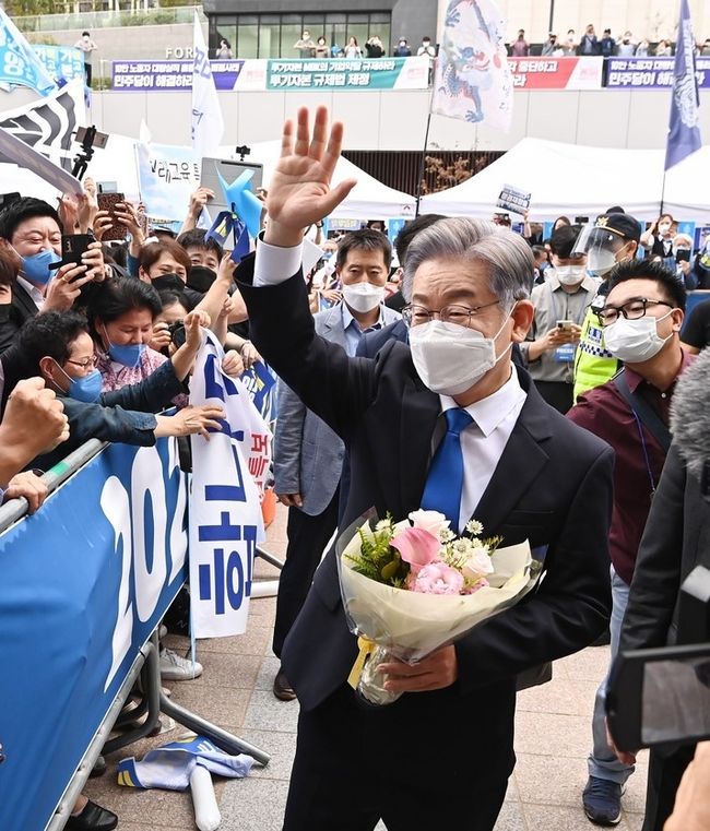 더불어민주당 이재명 대선 경선 후보가 9일 오후 경기도 수원시 영통구 수원컨벤션센터에서 열린 더불어민주당 제20대 대통령선거 후보자 선출을 위한 경기합동연설회에 참석하며 지지자들과 인사를 나누고 있다.