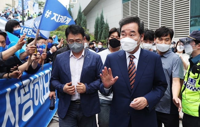  더불어민주당 이낙연 대선 경선 후보가 9일 오후 경기도 수원시 영통구 수원컨벤션센터에서 열린 더불어민주당 제20대 대통령선거 후보자 선출을 위한 경기합동연설회장에 입장하고 있다.