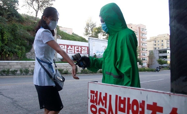  1일 북한 평안남도 평성의 한 방역소에서 보건 관계자가 시민들을 상대로 코로나19 예방을 위한 방역 활동을 하고 있다.