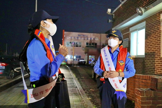 박경순 평택해양경찰서장(오른쪽)이 10월 9일 아침 경기도 화성시 전곡항에서 실시된 해양레저 안전 캠페인에서 안전 관리 현황을 듣고 있다.