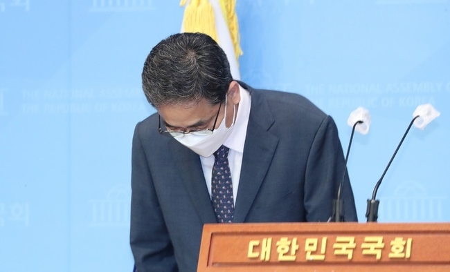 국민의힘을 탈당한 곽상도 의원이 지난 2일 서울 여의도 국회 소통관에서 아들의 '화천대유 퇴직금 50억 원' 논란과 관련 의원직 사퇴 기자회견을 마치고 인사하고 있다. (사진=뉴시스 제공)