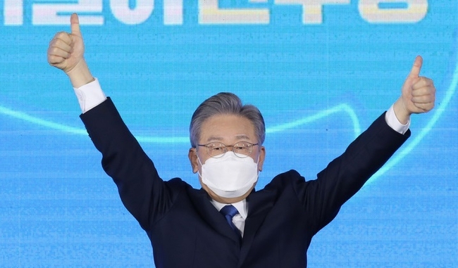  더불어민주당 제20대 대통령 후보에 선출된 이재명 후보가 10일 서울 송파구 올림픽공원 핸드볼경기장에서 열린 서울 합동연설회에서 두 손을 들어 보이고 있다.(사진=뉴시스 제공)