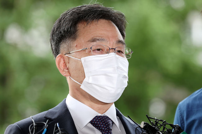 성남 대장동 개발 특혜 의혹이 불거진 화천대유 대주주 김만배 씨가 27일 오전 서울 용산구 용산경찰서에 참고인 신분으로 출석하며 취재진 질문에 답하고 있다. / 사진제공=뉴시스