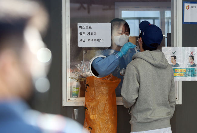 질병관리청 중앙방역대책본부에 따르면 0시 기준 코로나19 누적 확진자가 전날보다 1297명 증가한 33만2816명을 기록한 11일 서울역 임시선별검사소를 찾은 시민이 검사를 하고 있다. / 사진제공=뉴시스