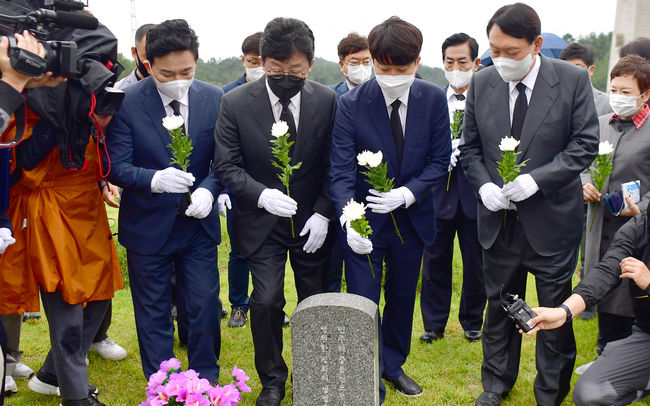이준석 국민의힘 대표와 원희룡·유승민·윤석열 대선 경선 후보가 11일 오전 광주 북구 운정동 국립5·18민주묘지 신동남 열사 묘역에서 참배를 하고 있다. 그동안 무명열사 묘역에 안장돼 있었던 신동남 열사는 항쟁 41년만에 신원이 확인됐으며 현재 유공자 승인 절차가 진행 중이다. / 사진제공=뉴시스