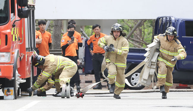 지난 6월22일 오전 서울 은평구 서울소방학교에서 열린 '2021 서울소방기술경연대회'에 참가한 소방대원들이 기량을 펼치고 있다. / 사진제공=뉴시스 