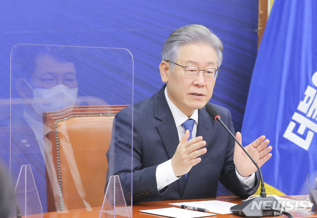 제20대 대통령 선거 더불어민주당 후보로 선출된 이재명 경기도지사 11일 오후 서울 여의도 국회에서 송영길 대표 등 지도부와 만나 발언하고 있다. (사진=뉴시스 제공)